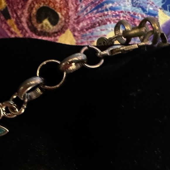 Sassy Jones Set: Necklace, 2 pairs of earrings, bracelet, brooch - Picture 8 of 10